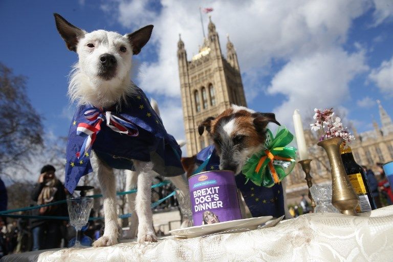 عبارة "دعوها للشعب" على مقر البرلمان البريطاني
