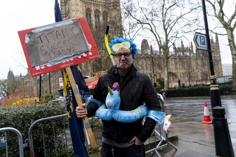 عبارة "دعوها للشعب" على مقر البرلمان البريطاني