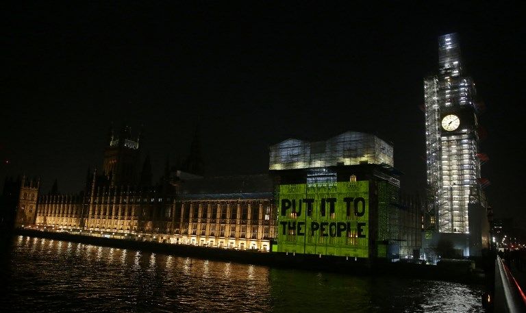 عبارة "دعوها للشعب" على مقر البرلمان البريطاني