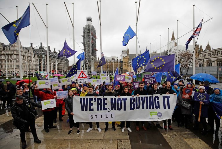 عبارة "دعوها للشعب" على مقر البرلمان البريطاني