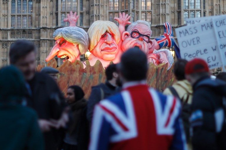 عبارة "دعوها للشعب" على مقر البرلمان البريطاني