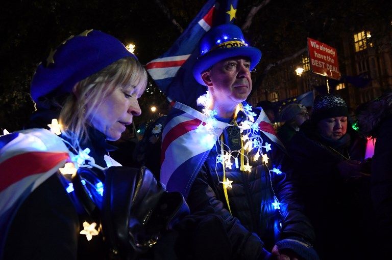 عبارة "دعوها للشعب" على مقر البرلمان البريطاني