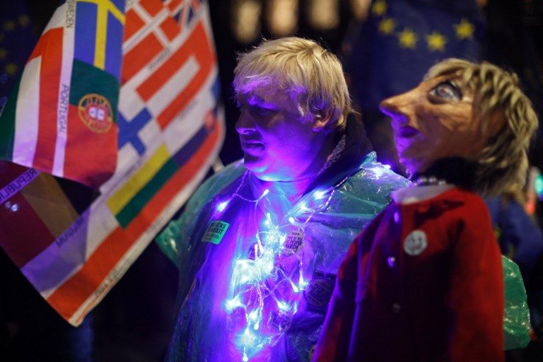 عبارة "دعوها للشعب" على مقر البرلمان البريطاني