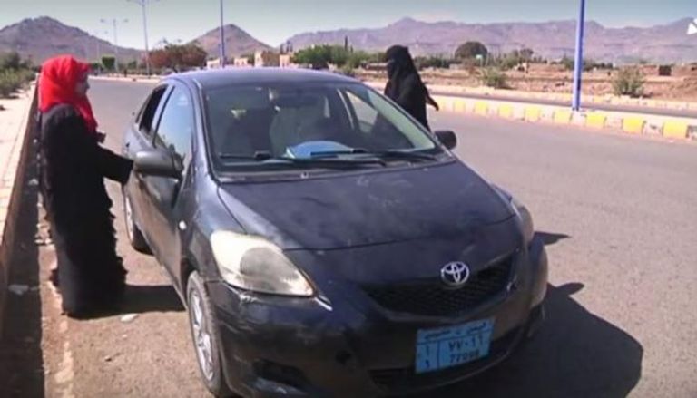 يمنية تقدم دروسا في قيادة السيارات لدعم أسرتها  