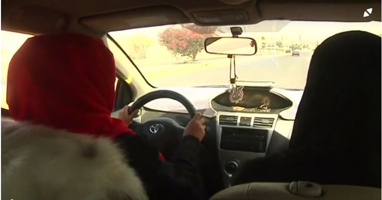 يمنية تقدم دروسا في قيادة السيارات لدعم أسرتها 