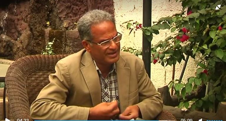 يمنية تقدم دروسا في قيادة السيارات لدعم أسرتها 