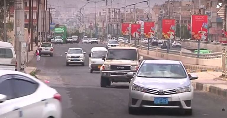 يمنية تقدم دروسا في قيادة السيارات لدعم أسرتها 