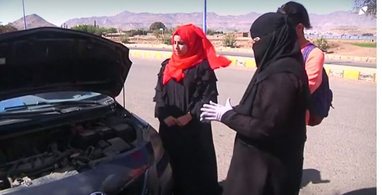 يمنية تقدم دروسا في قيادة السيارات لدعم أسرتها
