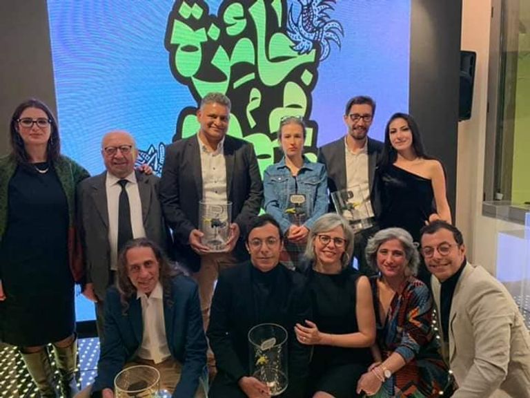 الفنان المصري هاني صالح لدى فوزه بالجائزة