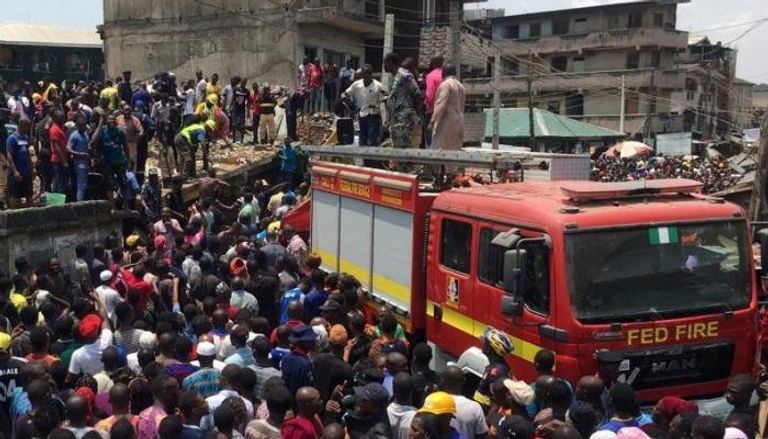 انهيار مدرسة من 3 طوابق في نيجيريا وأكثر من 100 شخص تحت الأنقاض 