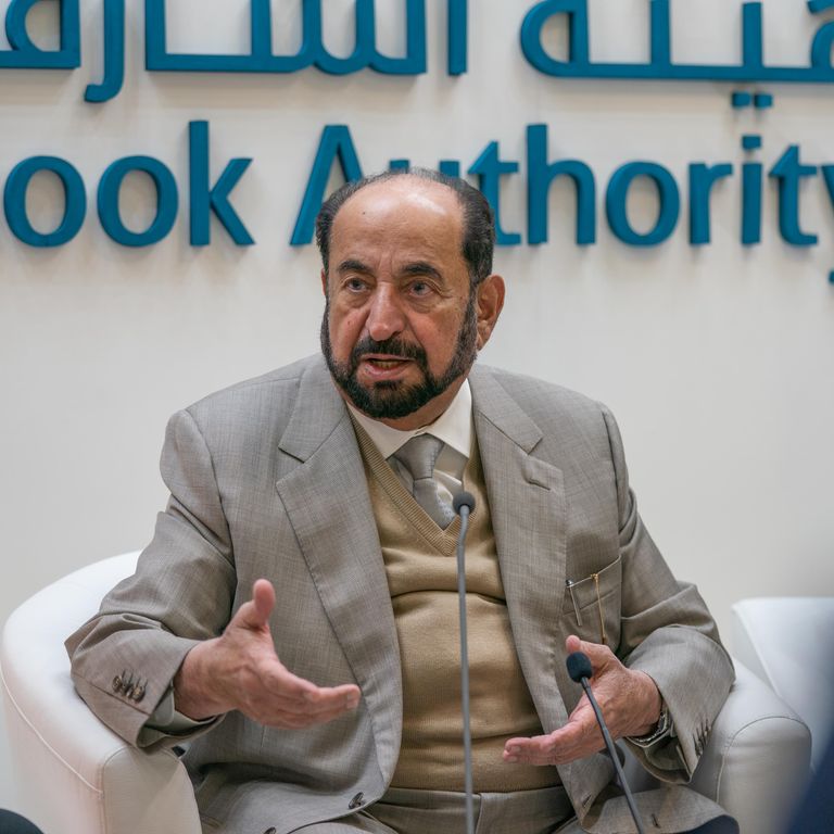 سلطان القاسمي يزور جناح الشارقة المشارك في معرض لندن للكتاب