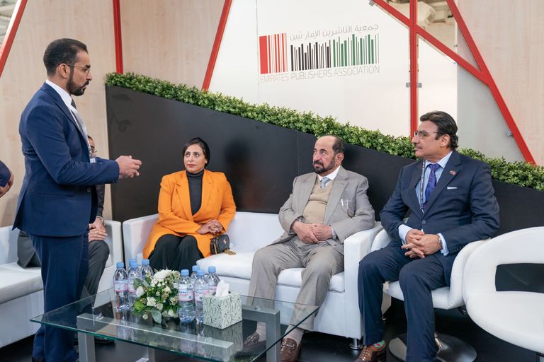 سلطان القاسمي يزور جناح الشارقة المشارك في معرض لندن للكتاب