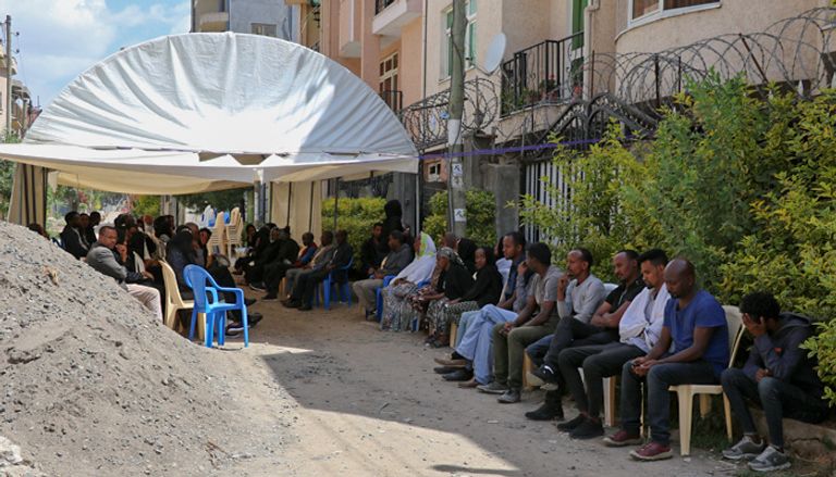 أفراد العائلة يتلقون العزاء في الفقيدة