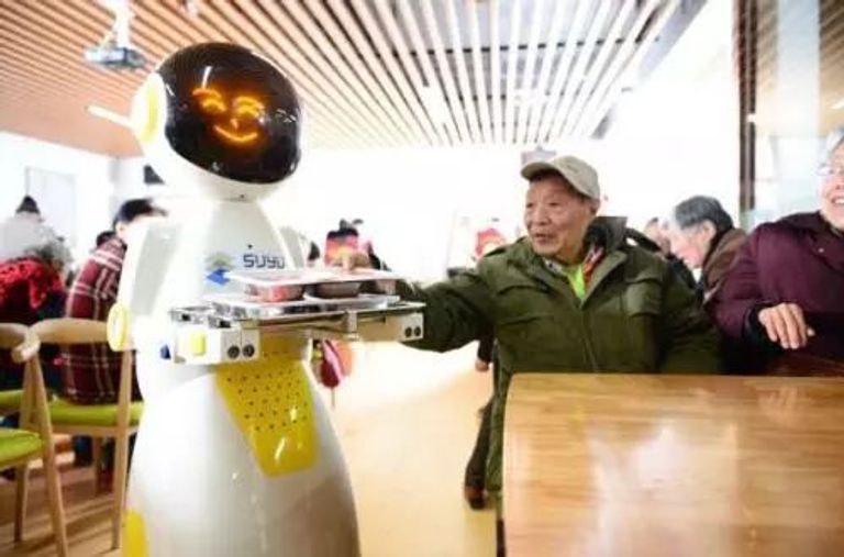 الذكاء الاصطناعي يساعد المسنين في الصين على عيش حياة كريمة