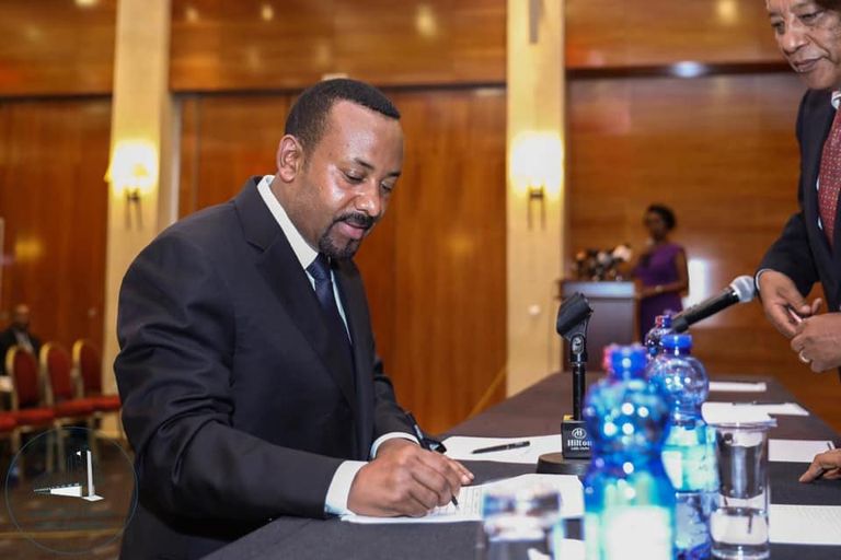 آبي أحمد يوقع ميثاق شرف ينظم العمل السياسي