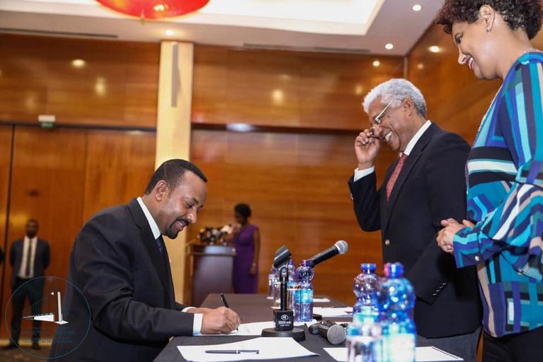 آبي أحمد يوقع ميثاق شرف ينظم العمل السياسي