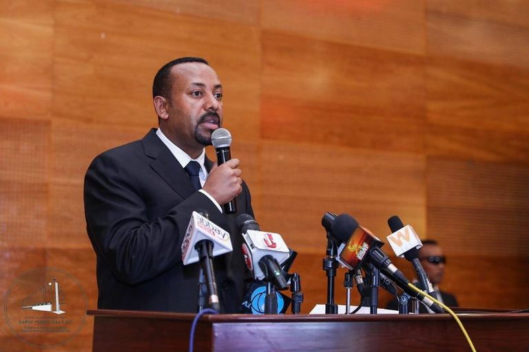 آبي أحمد يوقع ميثاق شرف ينظم العمل السياسي