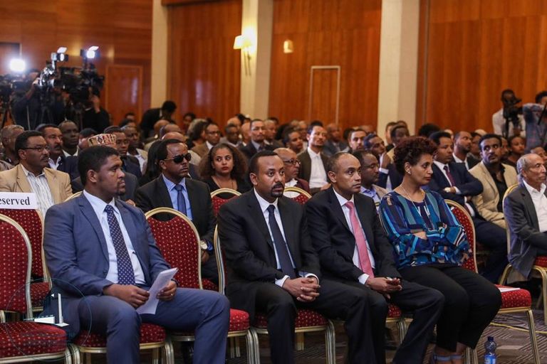 آبي أحمد يوقع ميثاق شرف ينظم العمل السياسي