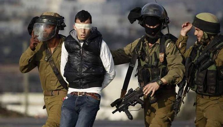 قوات الاحتلال الإسرائيلي تعتقل شابا فلسطينيا