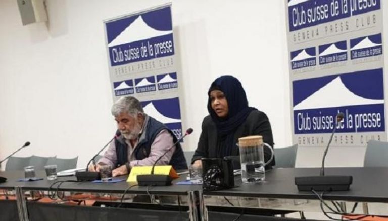 السودانية سحر عبدالباقي الشيخ أثناء تقديم شكواها