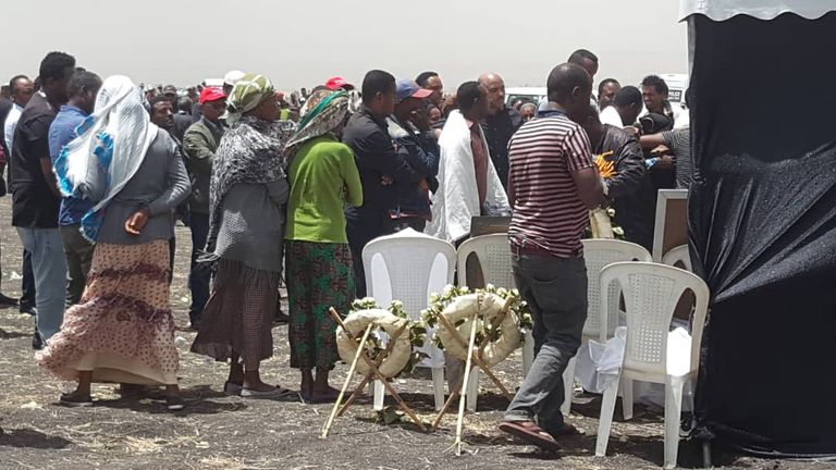 خيمة عزاء في موقع تحطم الطائرة الإثيوبية