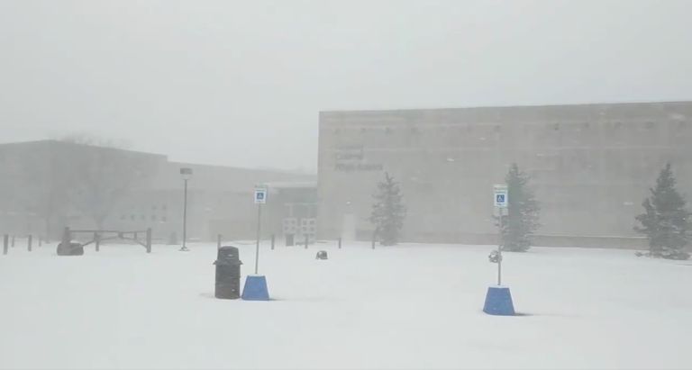 عاصفة ثلجية عنيفة تشلّ الحياة في عدة ولايات أمريكية