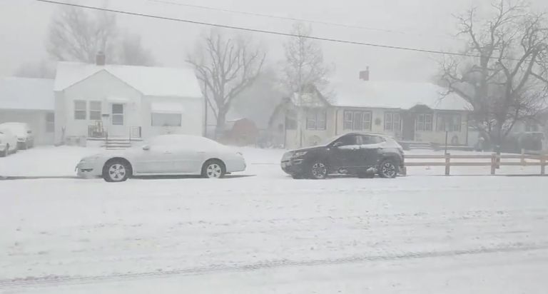 عاصفة ثلجية عنيفة تشلّ الحياة في عدة ولايات أمريكية