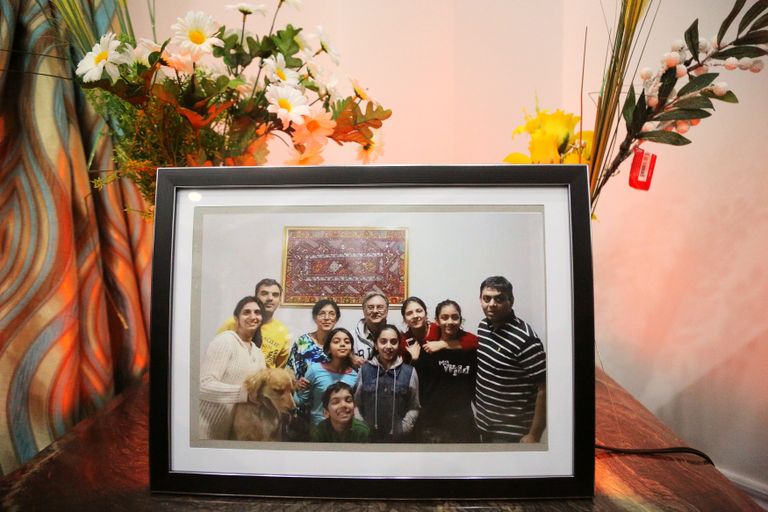 أقارب الضحايا الكنديين مع صورتهم