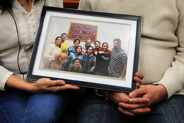 أقارب الضحايا الكنديين مع صورتهم
