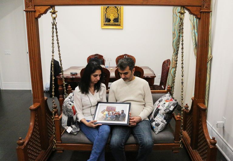 أقارب الضحايا الكنديين مع صورتهم