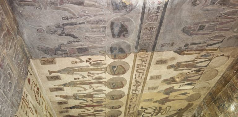 فريق ترميم مصري يقوم بتنظيف وترميم سقف معبد إسنا