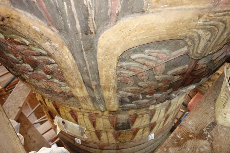 فريق ترميم مصري يقوم بتنظيف وترميم سقف معبد إسنا