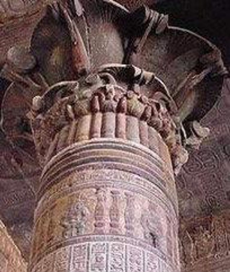 فريق ترميم مصري يقوم بتنظيف وترميم سقف معبد إسنا