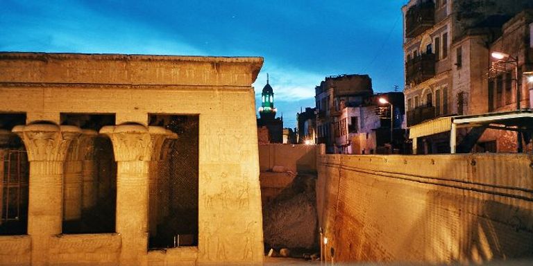 فريق ترميم مصري يقوم بتنظيف وترميم سقف معبد إسنا