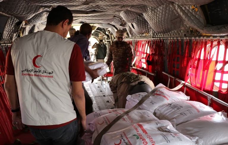 الإمارات تقدم مساعدات غذائية لـ140 أسرة في جزيرة ميون اليمنية