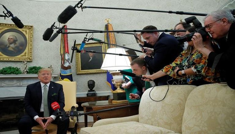 الرئيس الأمريكي دونالد ترامب أثناء حديثه للصحفيين- رويترز