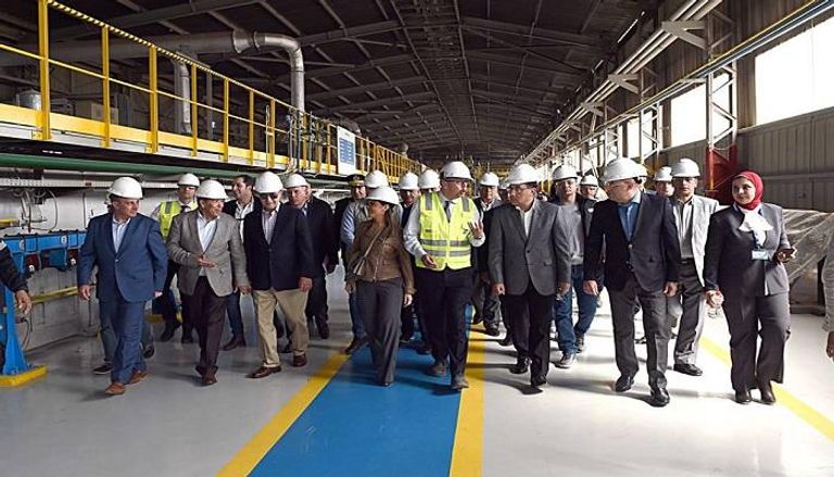 رئيس الوزراء المصري خلال زيارته لمصنع 