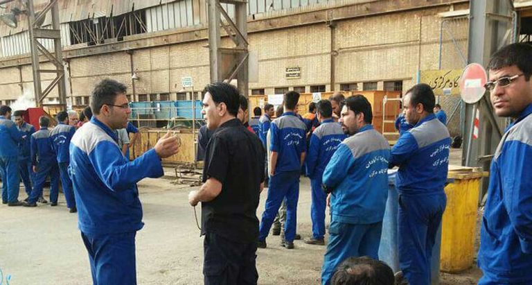 إضراب عمال مصفاة عبادان منصة لإنتاج النفط في حقل إيراني - رويترز