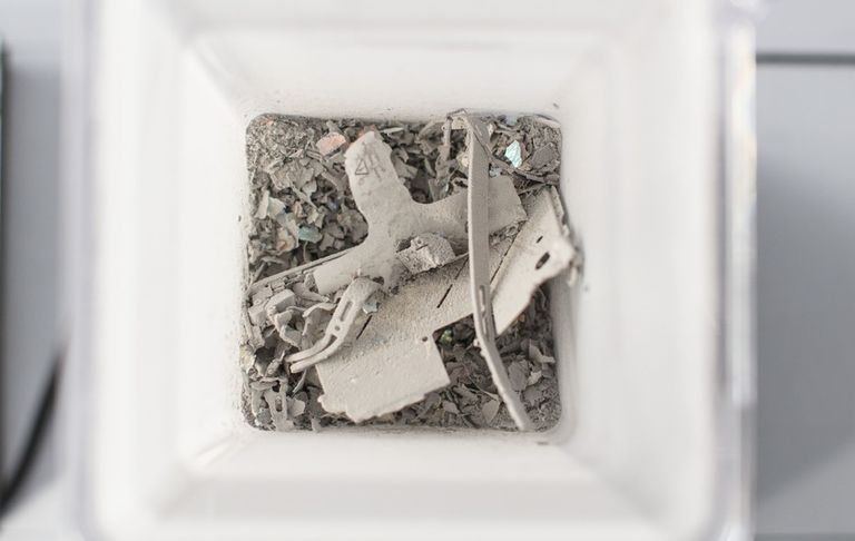 علماء يضعون هاتفا في الخلاط لتحليل مكوناته