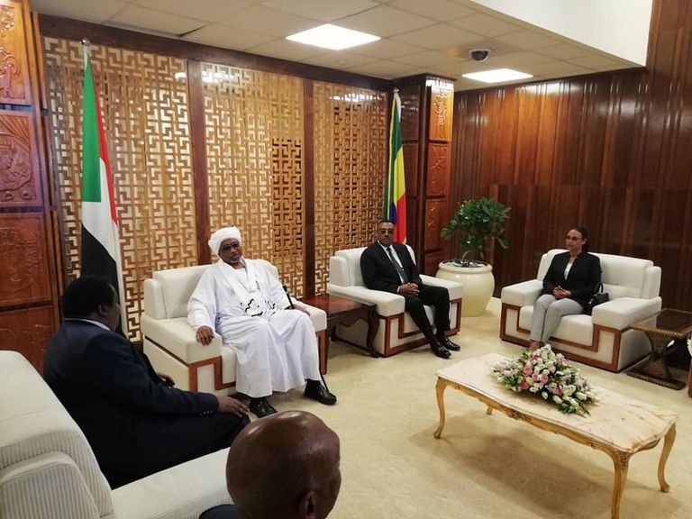 نائب الرئيس السوداني لدى وصوله العاصمة الإثيوبية أديس أبابا