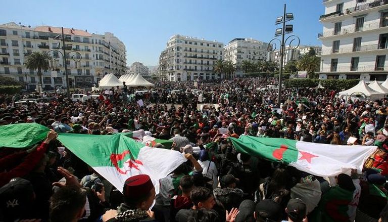 جزائريون يتظاهرون ضد التمديد بوتفليقة يتراجع عن الولاية الخامسة والحراك يتواصل ضد التمديد