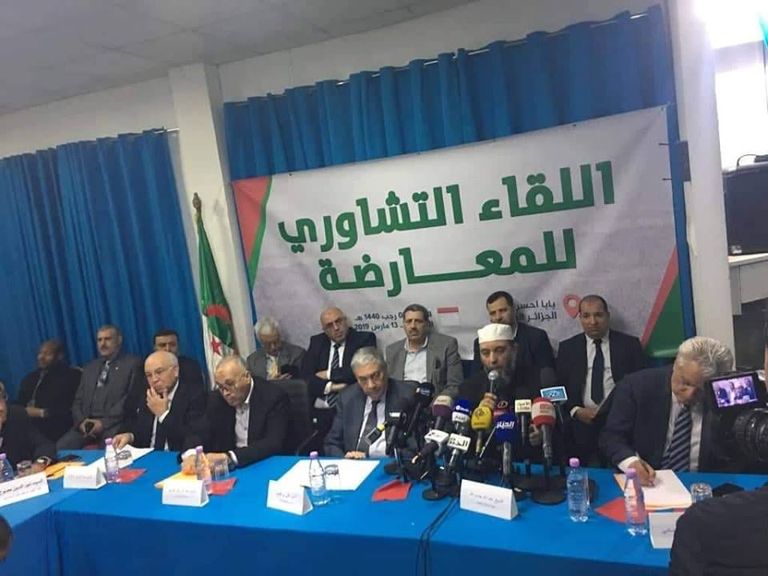 اجتماع المعارضة الجزائرية بوتفليقة يتراجع عن الولاية الخامسة والحراك يتواصل ضد التمديد