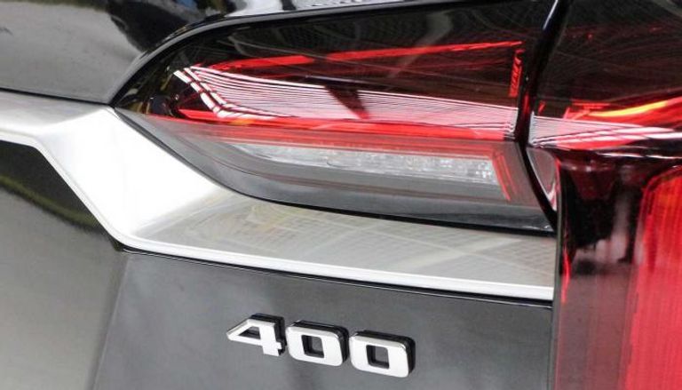 "كاديلاك" تستعرض قوة محركاتها على خلفية سياراتها 2020