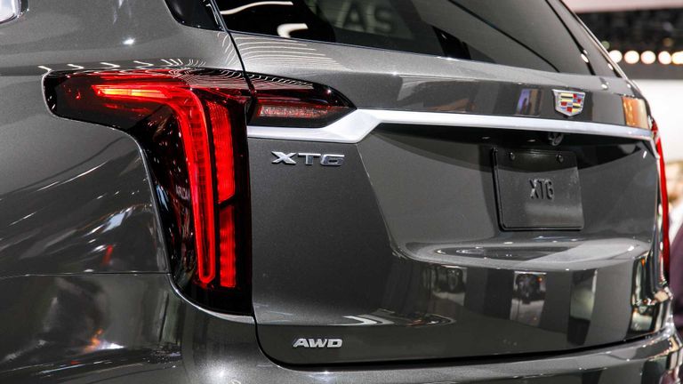 "كاديلاك" تستعرض قوة محركاتها على خلفية سياراتها 2020