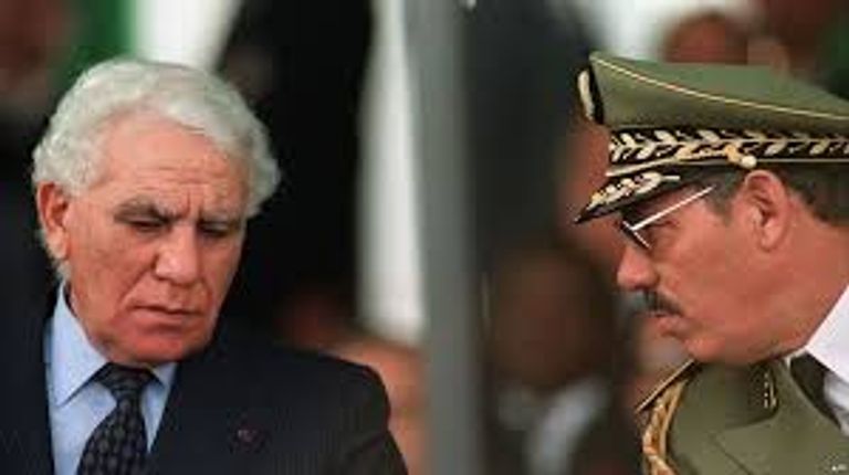 الرئيس الجزائري الأسبق الشاذلي بن جديد ووزير دفاعه خالد نزار ثلاث مراحل انتقالية للجزائر منذ استقلالها