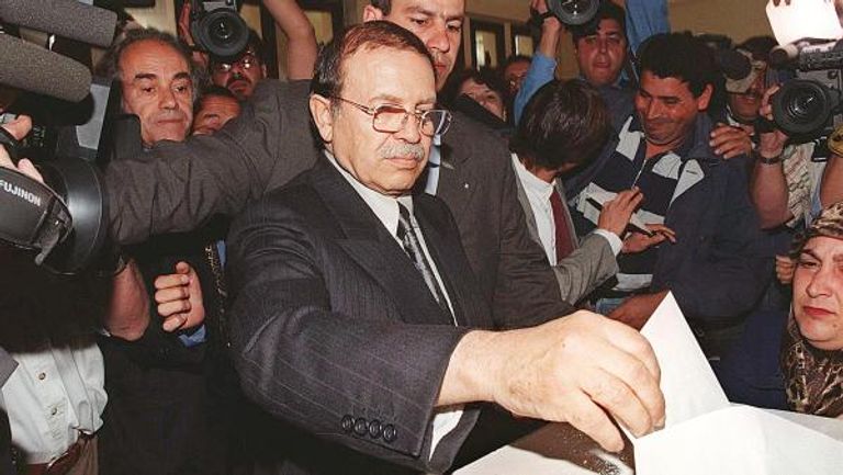 بوتفليقة 1999 ثلاث مراحل انتقالية للجزائر منذ استقلالها
