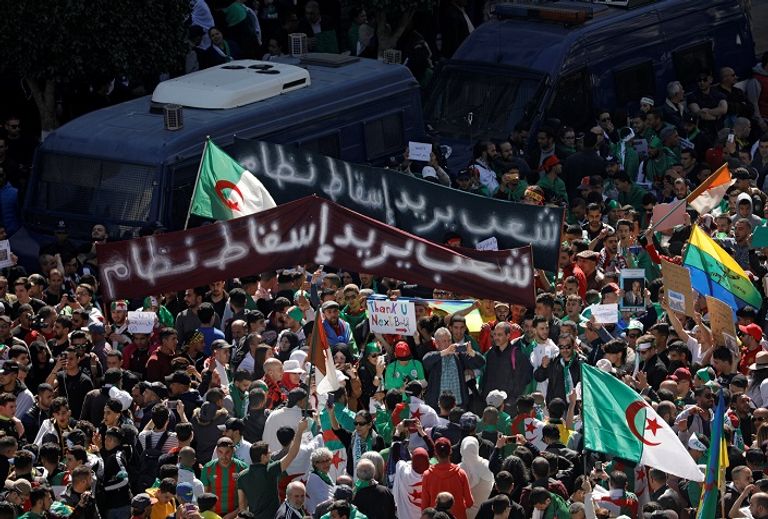 مظاهرات الجزائر تطالب بإسقاط النظام ثلاث مراحل انتقالية للجزائر منذ استقلالها