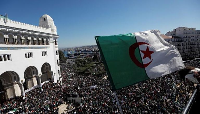 مئات الآلاف من الجزائريين يتظاهرون وسط العاصمة