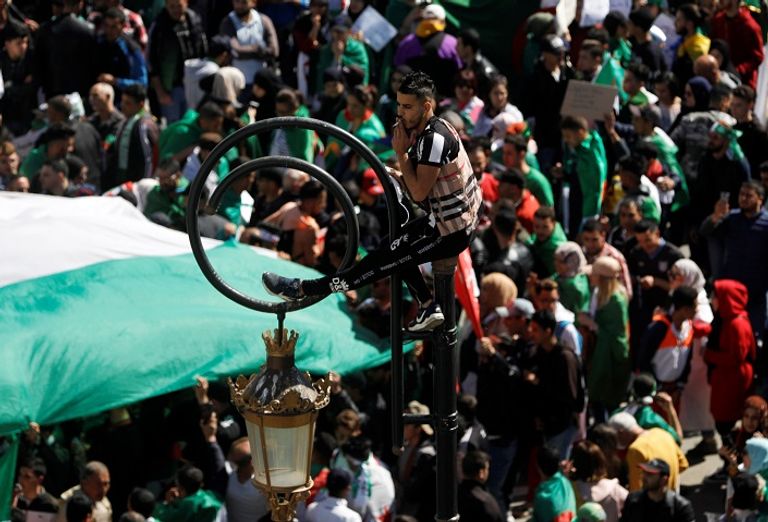 مئات الآلاف من الجزائريين وسط العاصمة مئات الآلاف من الجزائريين يتظاهرون وسط العاصمة