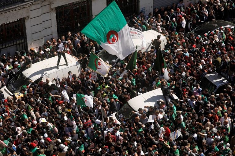 مئات الآلاف من الجزائريين وسط العاصمة مئات الآلاف من الجزائريين يتظاهرون وسط العاصمة